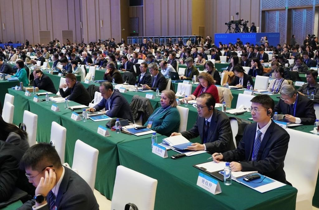 11月7日，中外嘉賓在首屆世界古典學(xué)大會(huì)開幕式現(xiàn)場聽會(huì)。新華社記者 張晨霖 攝