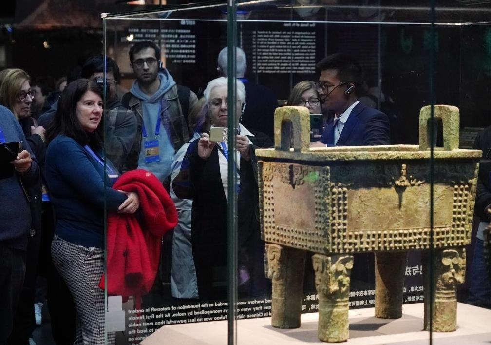 11月6日，中外嘉賓來到中國考古博物館參觀“考古與中華文明溯源展”。該展是本屆世界古典學(xué)大會(huì)推出的配套活動(dòng)之一。新華社記者 張晨霖 攝