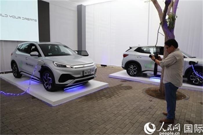 圖為秘魯媒體記者正在拍攝現(xiàn)場(chǎng)展出的比亞迪電動(dòng)汽車。 人民網(wǎng)記者姜波攝