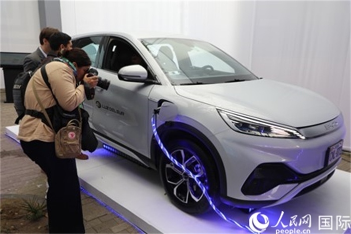 圖為秘魯媒體記者正在拍攝現(xiàn)場(chǎng)展出的比亞迪電動(dòng)汽車。 人民網(wǎng)記者姜波攝