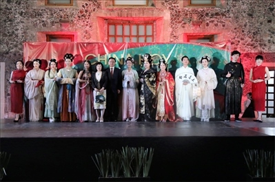 墨西哥華人婦女聯(lián)合總會(huì)木蘭藝術(shù)團(tuán)的中國(guó)古代服裝表演。主辦方供圖