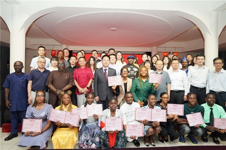 參賽選手與嘉賓合影留念。尼日利亞中國文化中心供圖