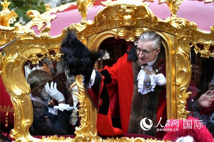 新任金融城市長(zhǎng)阿拉斯泰爾·金向人群致意。吳若鳴攝