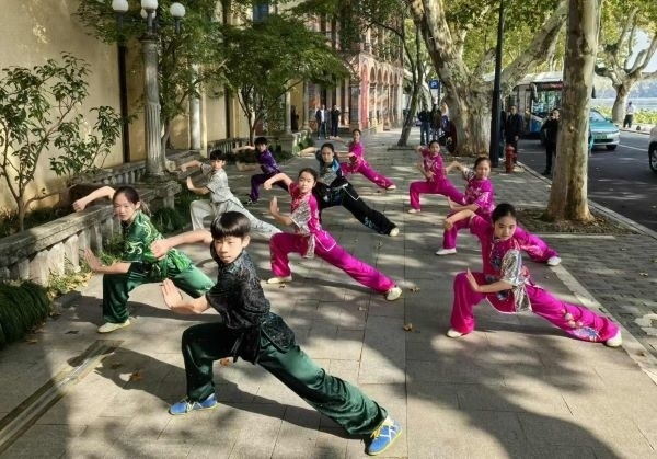 杭州市陳經(jīng)綸體校武術(shù)隊(duì)學(xué)生們展示中華武術(shù)。 人民網(wǎng)記者 楊磊攝