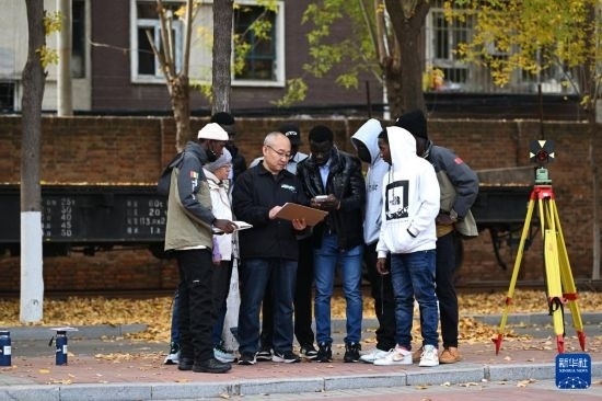 在天津鐵道職業(yè)技術(shù)學(xué)院，老師指導(dǎo)幾內(nèi)亞學(xué)員使用測距儀器（11月11日攝）。新華社記者 李然 攝