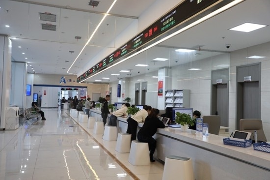 觀山湖區(qū)政務(wù)大廳窗口辦事忙。