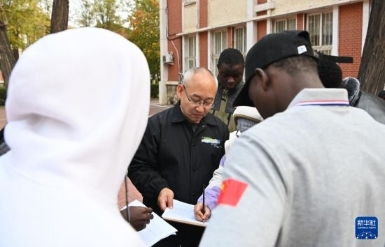 在天津鐵道職業(yè)技術(shù)學(xué)院，老師指導(dǎo)幾內(nèi)亞學(xué)員使用測距儀器（11月11日攝）。新華社記者 李然 攝