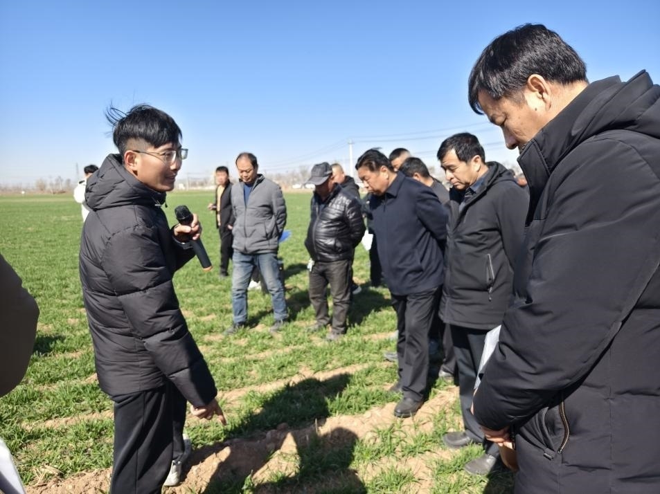 科技小院的“學(xué)生專家”（左一）。受訪者供圖