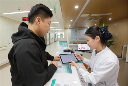 患者在護(hù)士站為家屬辦理床旁出院手續(xù)。圖片來源：山東第一醫(yī)科大學(xué)第二附屬醫(yī)院