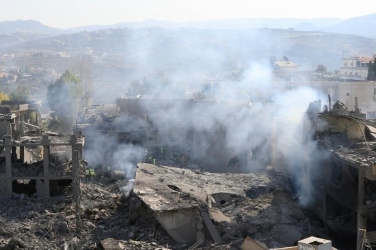 這是10月16日在黎巴嫩南部城鎮(zhèn)加納拍攝的遭摧毀的建筑。新華社發(fā)（阿里·哈希紹攝）