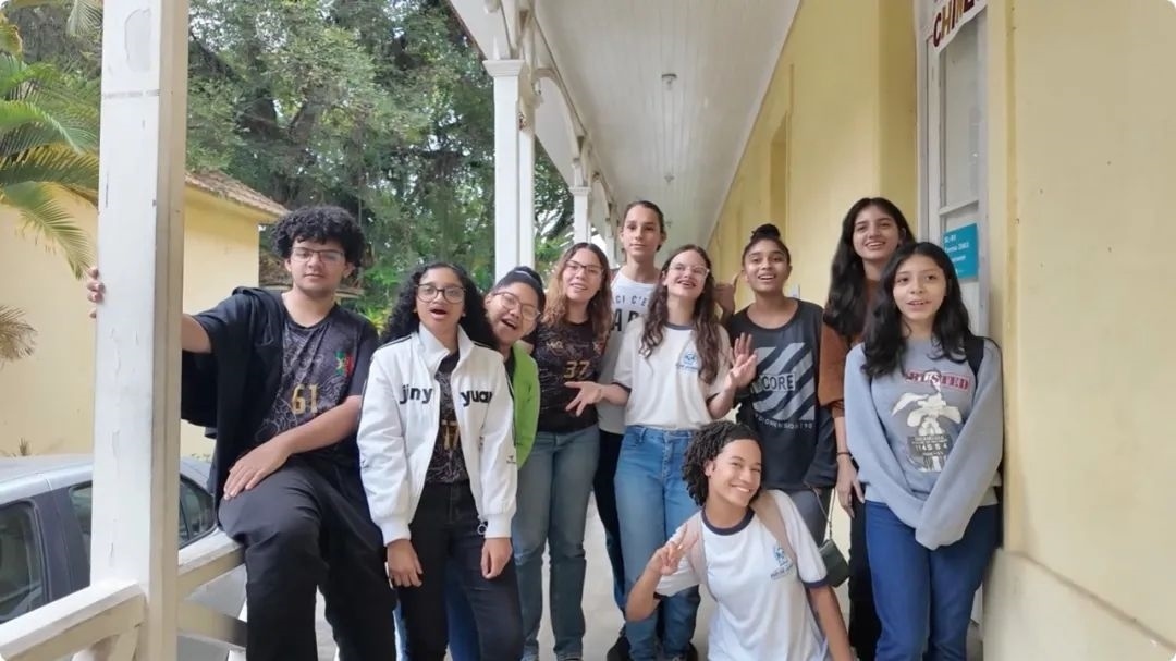 學(xué)生們用中文跟島叔問好。作者供圖