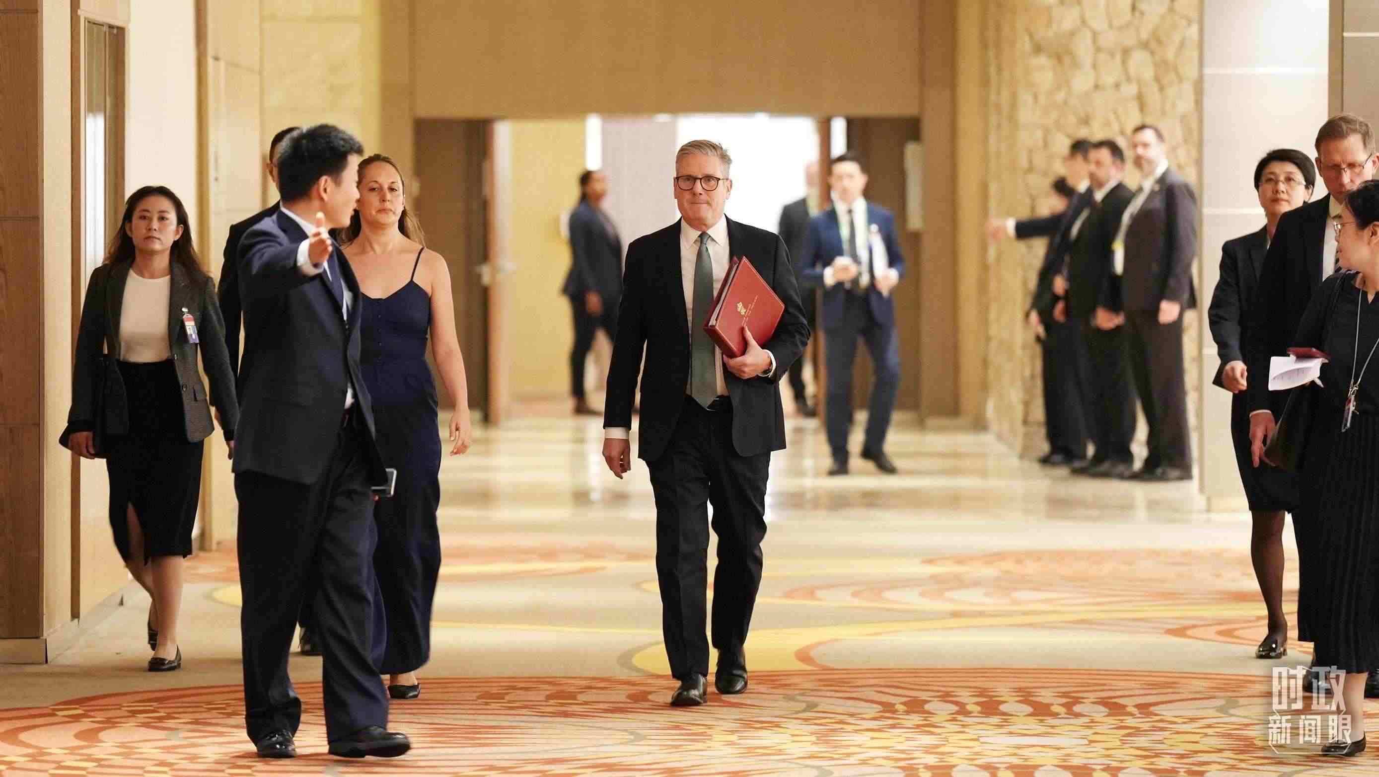 △英國首相斯塔默抵達會見現(xiàn)場。（總臺記者李晉拍攝）