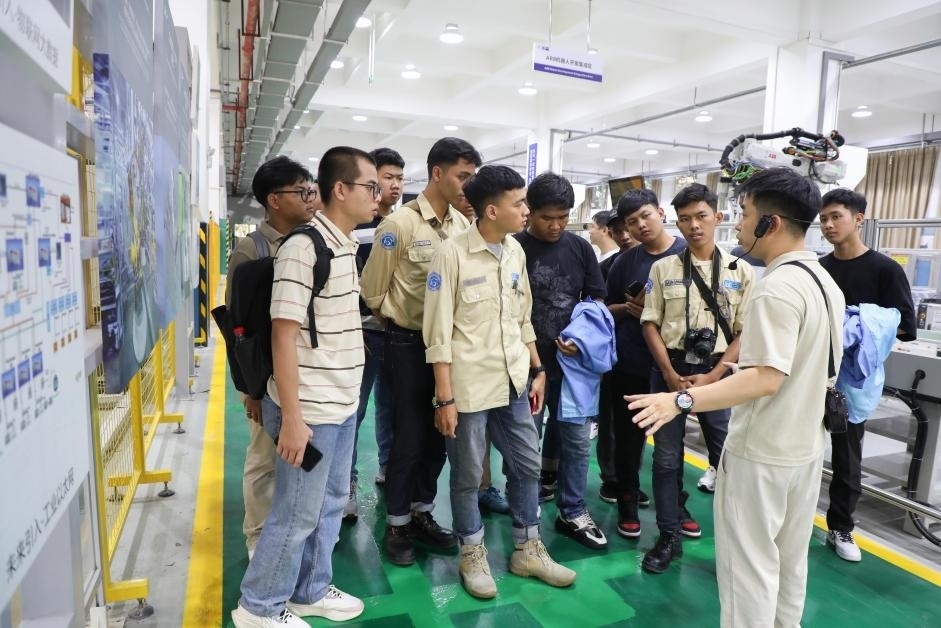 來華留學(xué)生在工程實(shí)踐中心上課。教育部職業(yè)教育與成人教育司供圖