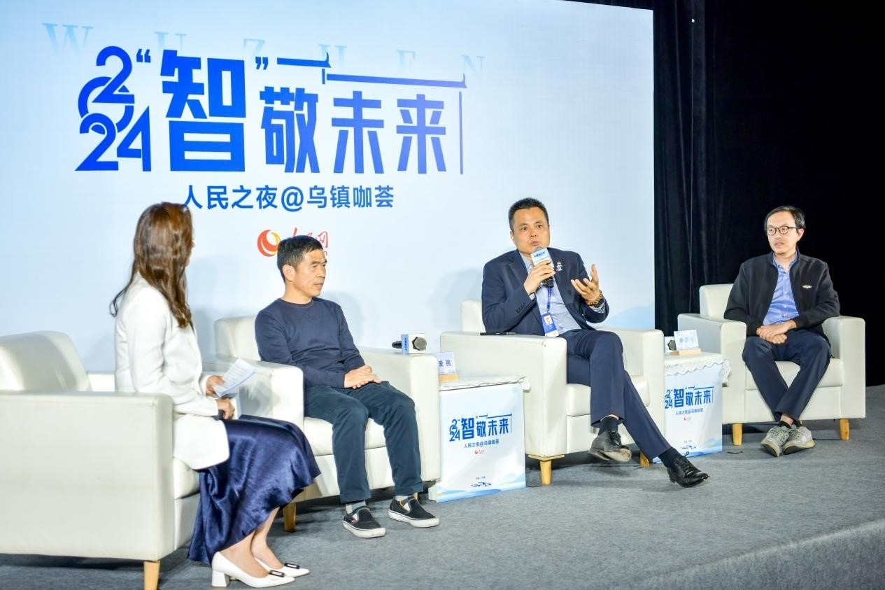 在對話環(huán)節(jié)，之江實驗室高級研究專家潘愛民、伏羲智庫創(chuàng)始人李曉東、麒麟軟件副總經(jīng)理李震寧探討“‘百模大戰(zhàn)’將卷向何方”。人民網(wǎng)記者 任峰濤攝