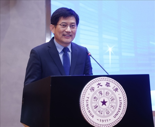 清華大學(xué)國家治理研究院執(zhí)行院長、清華大學(xué)計算社會科學(xué)與國家治理實驗室執(zhí)行主任孟慶國教授演講。供圖單位：清華大學(xué)國家治理研究院