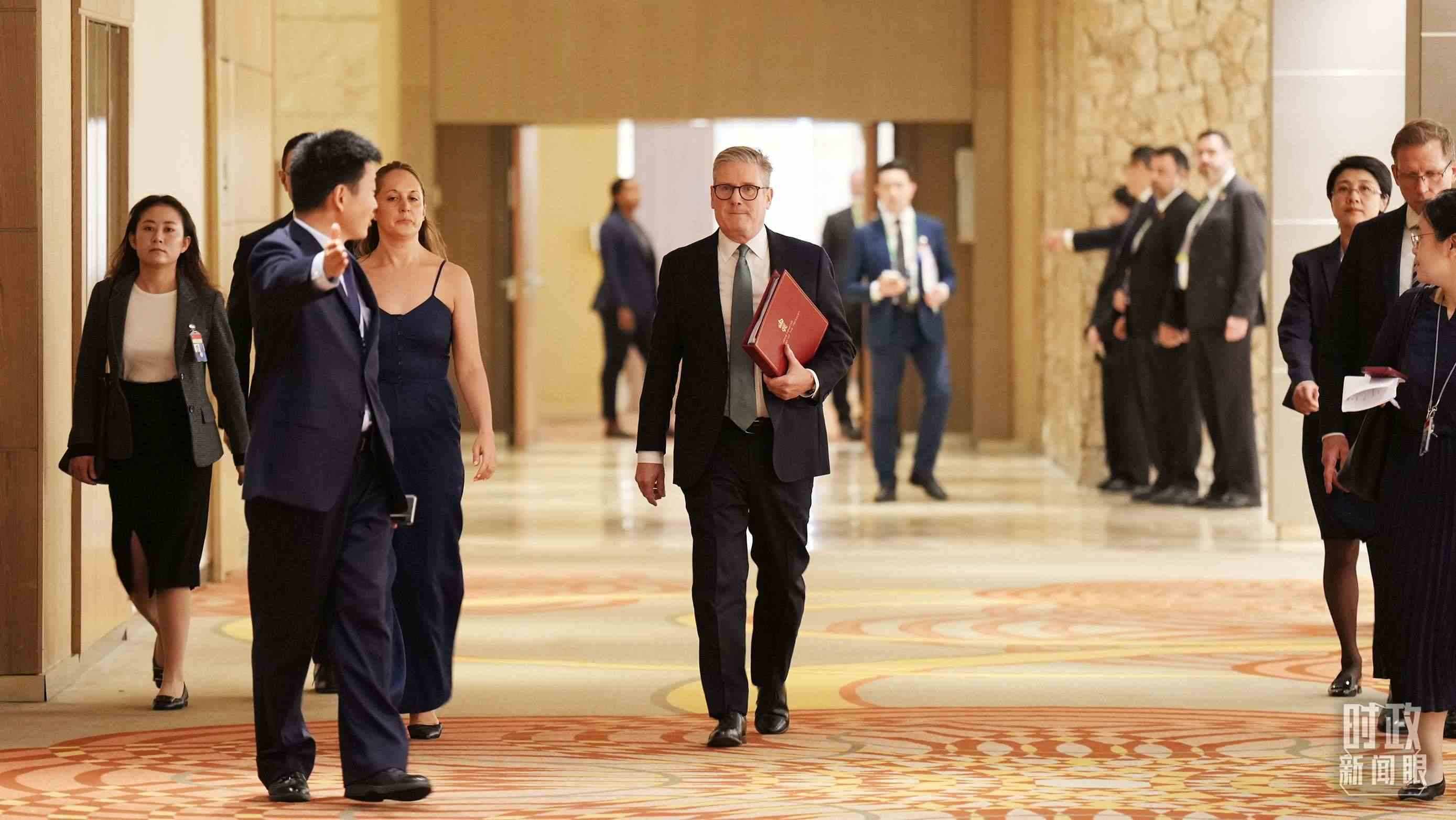 英國首相斯塔默抵達(dá)會(huì)見現(xiàn)場，這是他首次同習(xí)主席面對面交流。