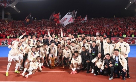 11月23日，上海海港隊(duì)成員在頒獎儀式后與球迷合影。新華社記者 黃宗治 攝