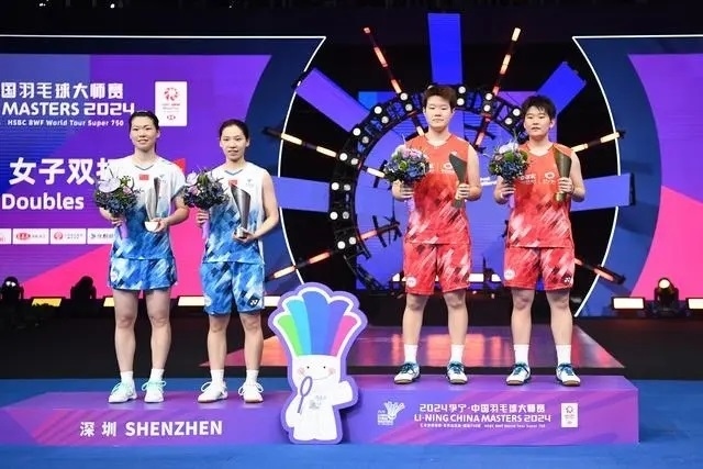 11月24日，劉圣書(shū)（右二）/譚寧（右一）與李怡婧/羅徐敏（左一）在頒獎(jiǎng)臺(tái)上合影。新華社記者 梁旭攝