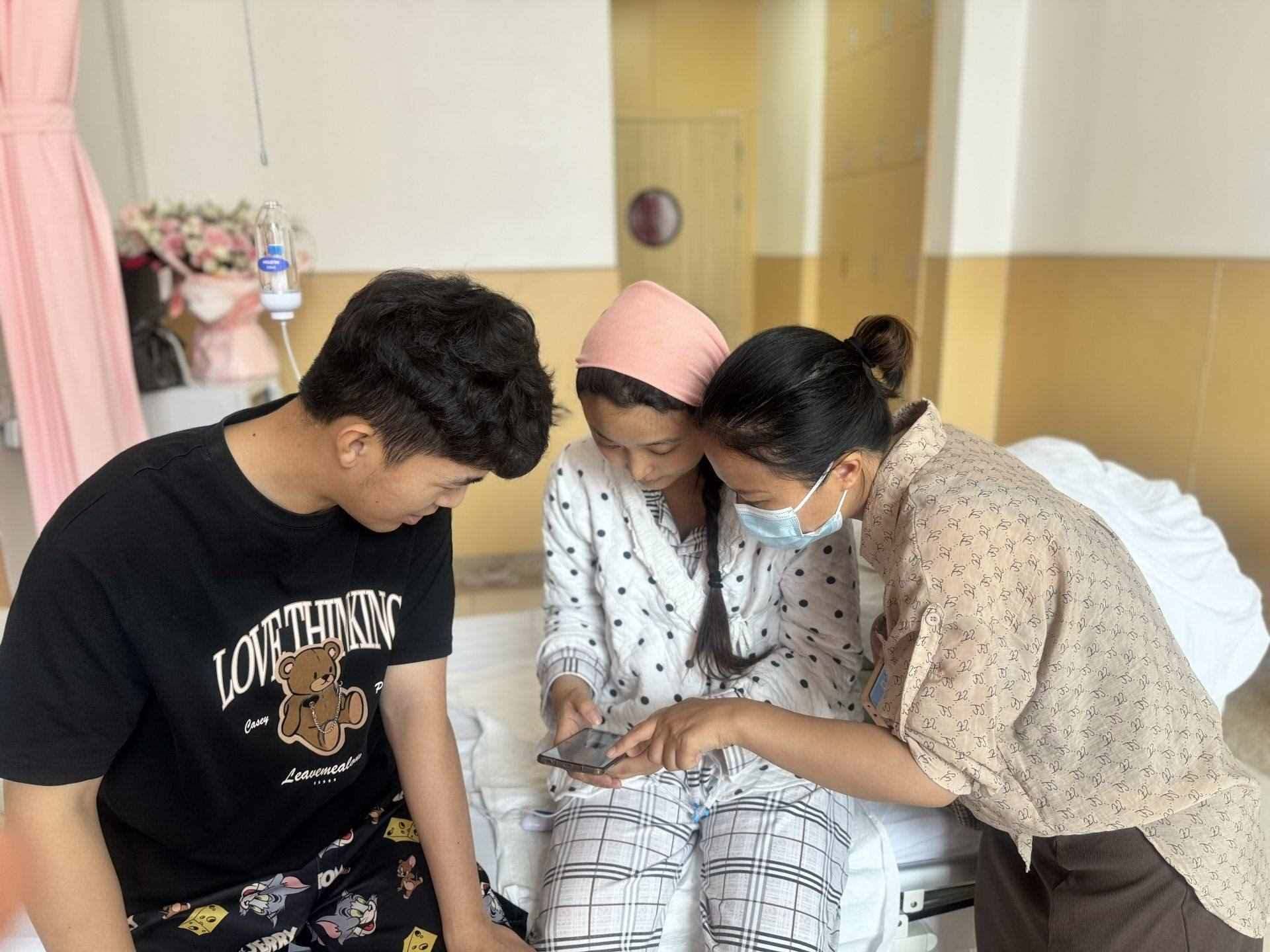 新生兒家庭通過手機辦理新生兒出生“一件事”。安徽省數(shù)據(jù)資源管理局供圖