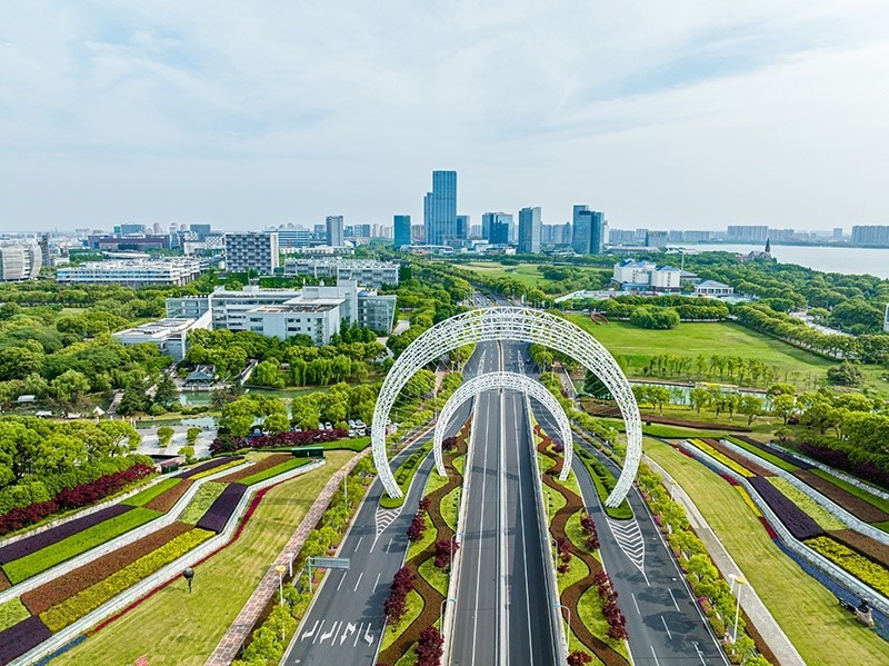 圖為蘇州工業(yè)園區(qū)星湖街鋼結構雕塑。