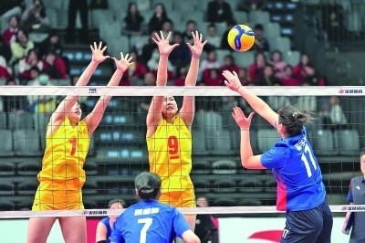 11月27日，山東隊球員李晨瑄（中）、李美君（左）在比賽中攔網(wǎng)。新華社發(fā)