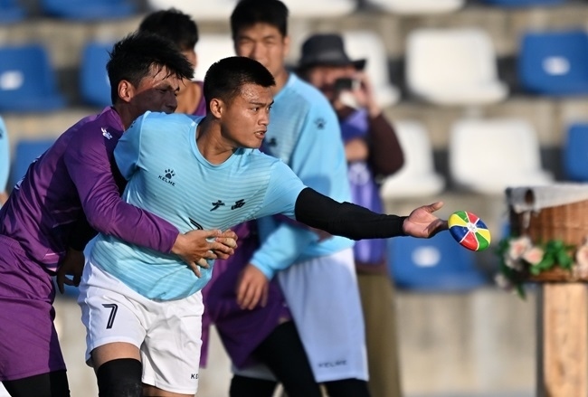 11月28日，花炮半決賽，廣西隊與海南隊展開激烈角逐。新華社記者 郭程攝