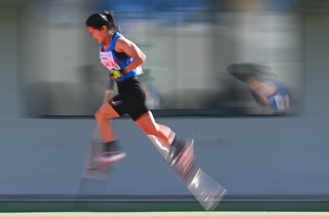 11月28日，海南隊選手吳明芬在高腳競速比賽中。新華社記者 杜子璇攝