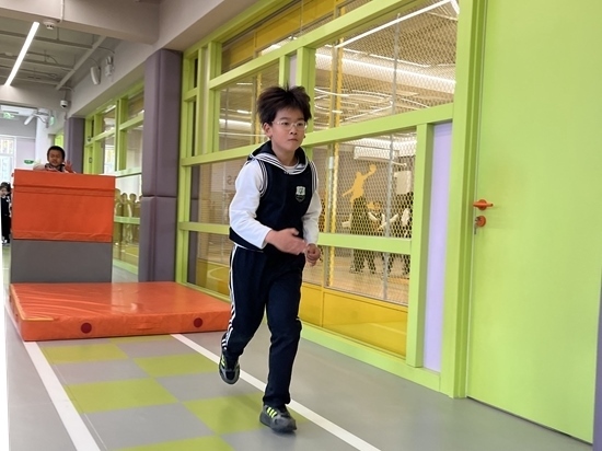 學(xué)生在南樓二層的體能教師訓(xùn)練。人民網(wǎng)記者孫競(jìng) 攝