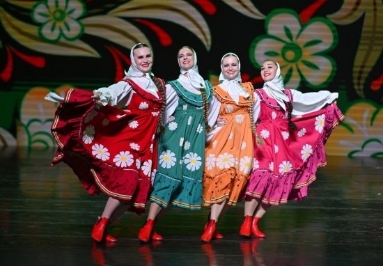 6月22日，2024-2025“中俄文化年”海南島歡樂節(jié)俄羅斯藝術(shù)團(tuán)體巡演在?？谑信e行。新華社記者郭程攝