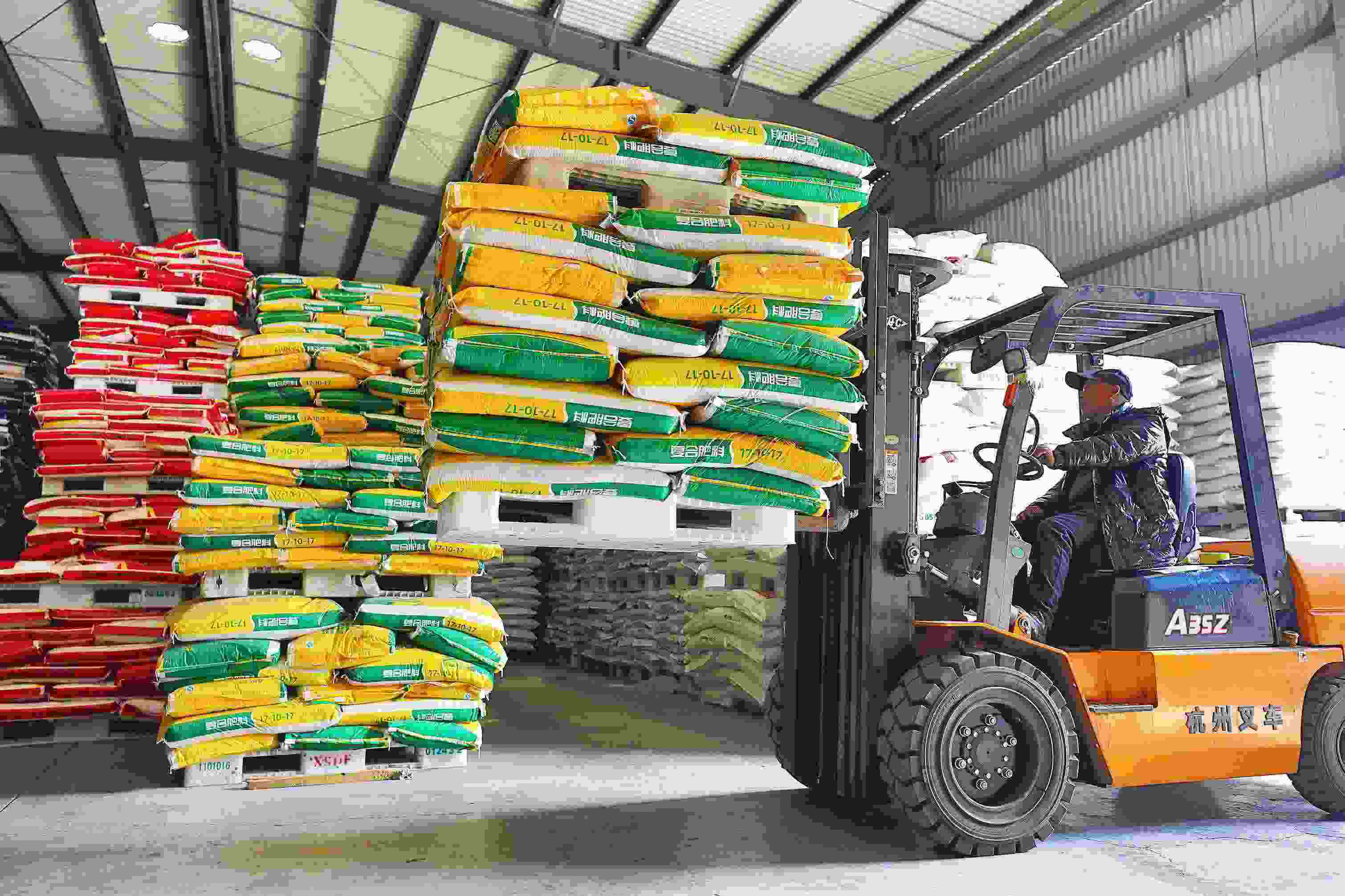 2023年2月15日，在浙江義烏供銷聯(lián)社的農資貯存?zhèn)}庫，工作人員正在調運復合肥料等農資。