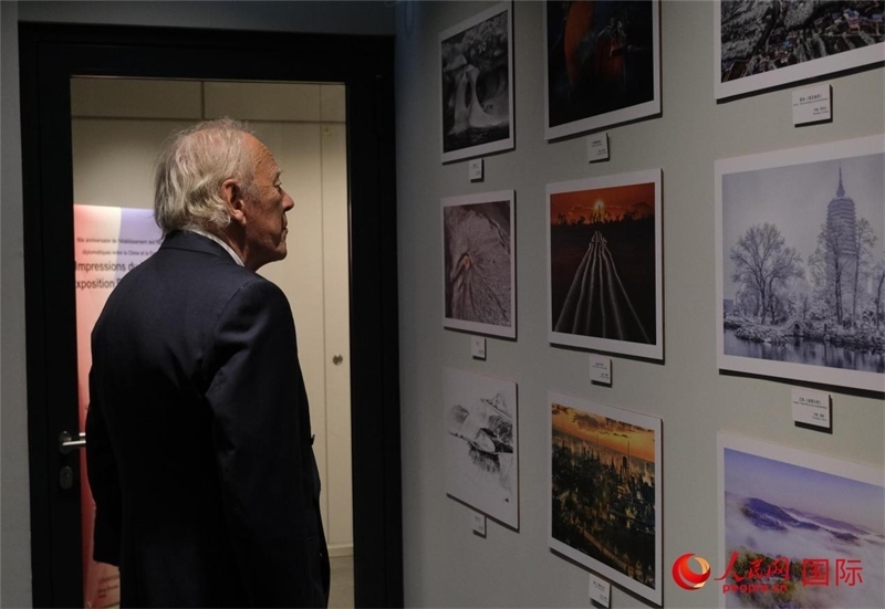 法國(guó)觀眾在攝影藝術(shù)展參觀（人民網(wǎng)記者于超凡 攝）