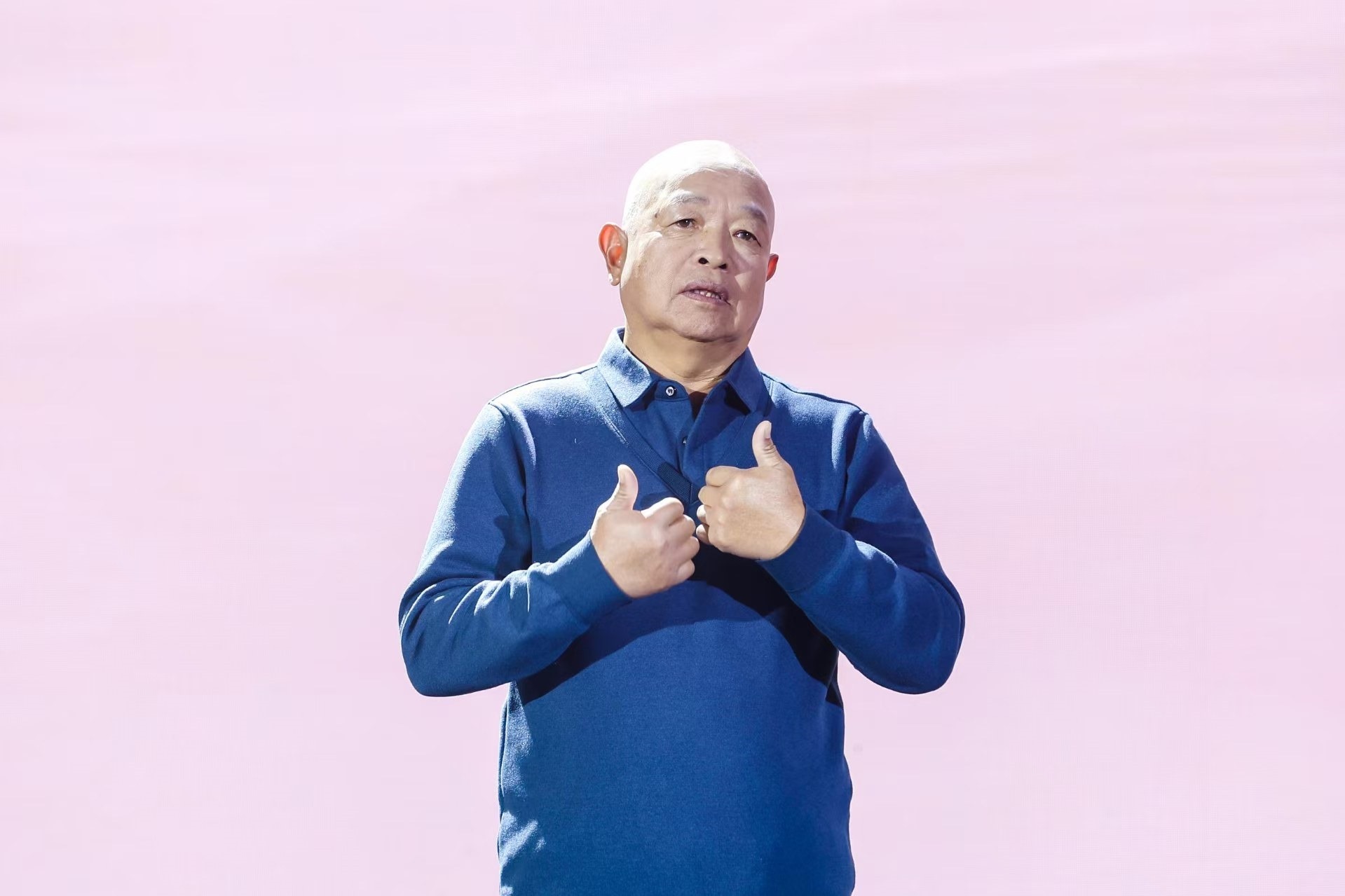 “山東好人”、煙臺(tái)市無(wú)聲洗車場(chǎng)經(jīng)理柳興濤。人民視頻供圖。