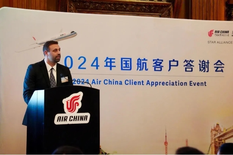 英國(guó)48家集團(tuán)俱樂(lè)部主席杰克·佩里發(fā)表致辭。吳若鳴攝