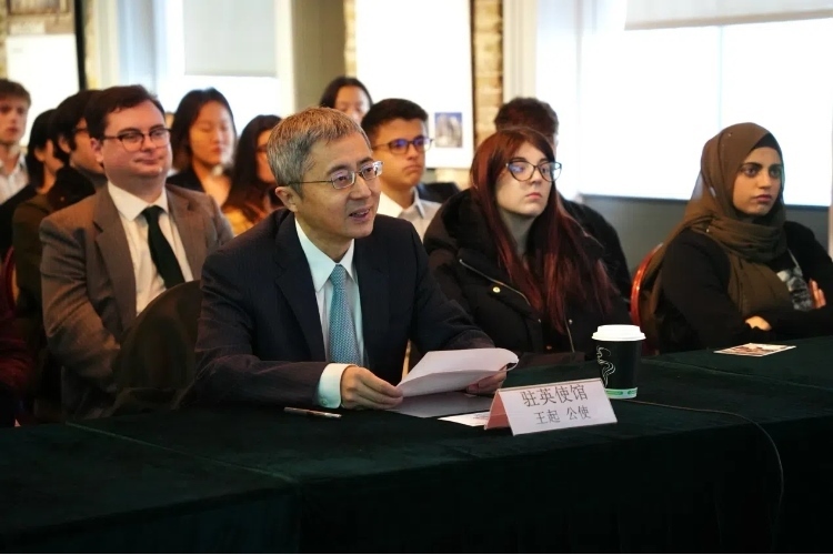 中國(guó)駐英國(guó)大使館公使王起發(fā)表講話(huà)。吳若鳴攝