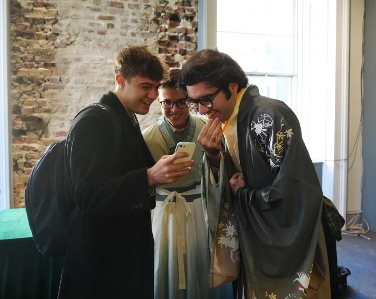 英國(guó)學(xué)生感受漢服魅力。吳若鳴攝