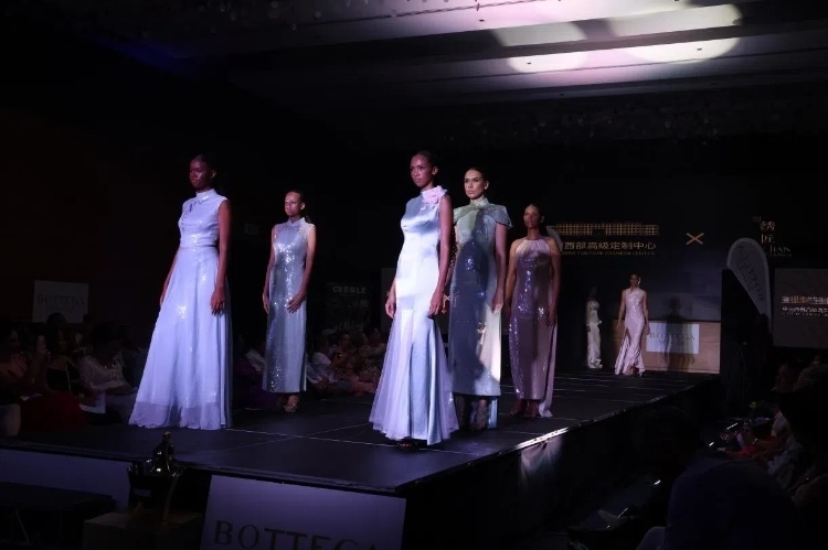 模特展示新中式禮服。顏李芳攝