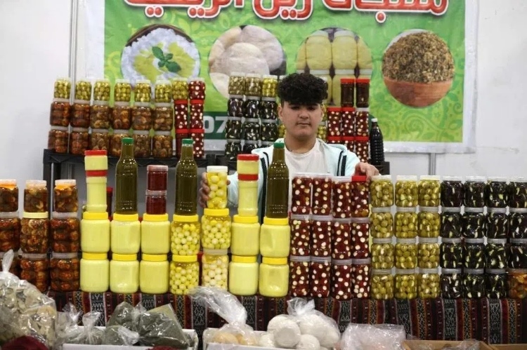 一名展商在展示各式各樣的橄欖制品。納達(dá)爾·達(dá)烏德攝