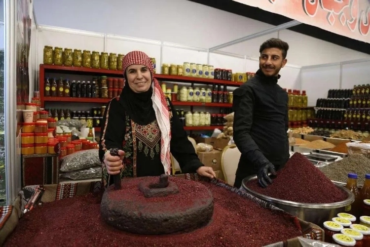 制作辣椒末的當(dāng)?shù)貗D女。納達(dá)爾·達(dá)烏德攝