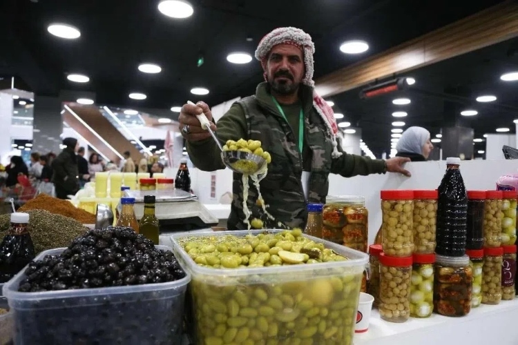 一位展商展示腌橄欖。納達(dá)爾·達(dá)烏德攝