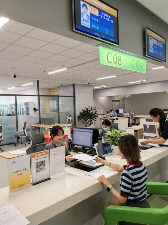 成都高新區(qū)“開辦餐飲店一件事”服務(wù)窗口。成都市市場監(jiān)督管理局供圖