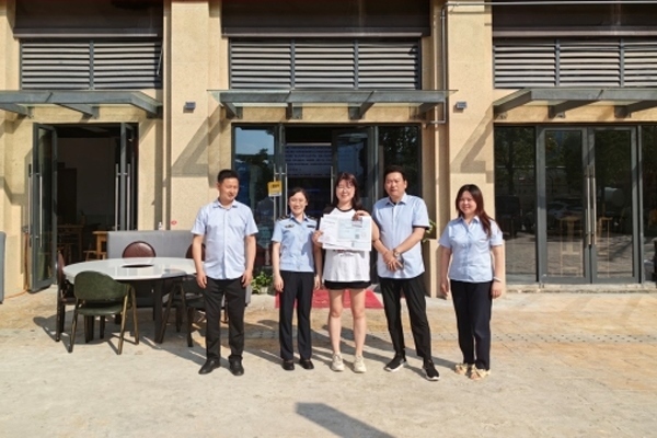 當(dāng)?shù)毓ぷ魅藛T上門為經(jīng)營者送來了證件。蒼溪縣行政審批和數(shù)據(jù)局供圖