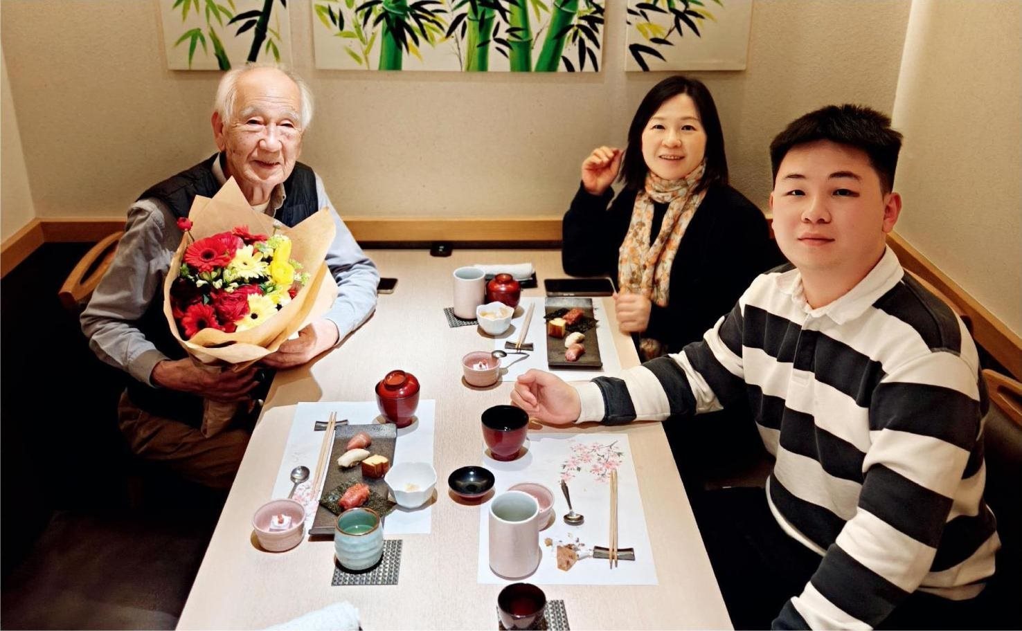 佐佐木俊一與彭林（中）、彭俊霖（右）在一起。