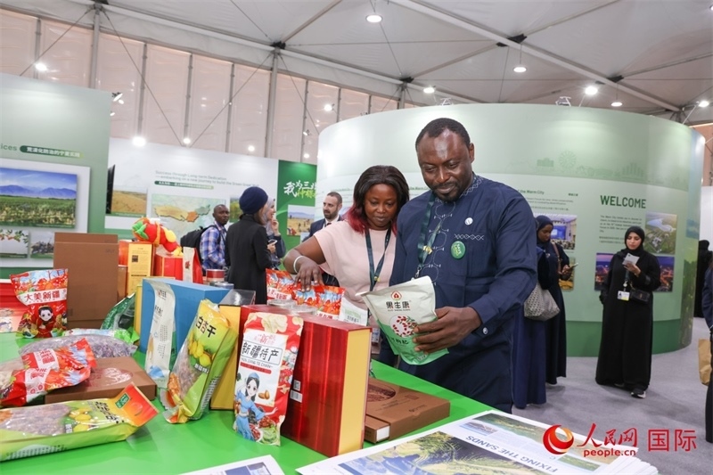 嘉賓了解中國館展示產(chǎn)品。人民網(wǎng)記者任皓宇攝