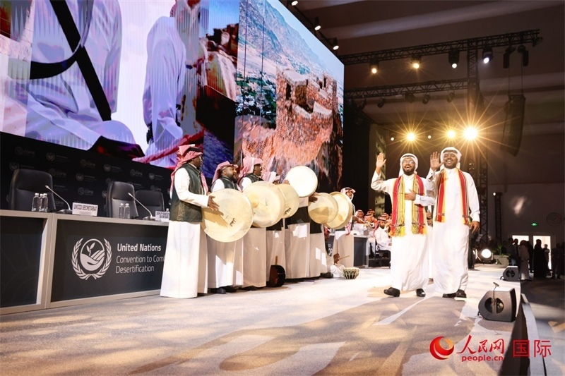 《聯(lián)合國防治荒漠化公約》第十六次締約方大會2日開幕。圖為開幕式表演。人民網(wǎng)記者任皓宇攝