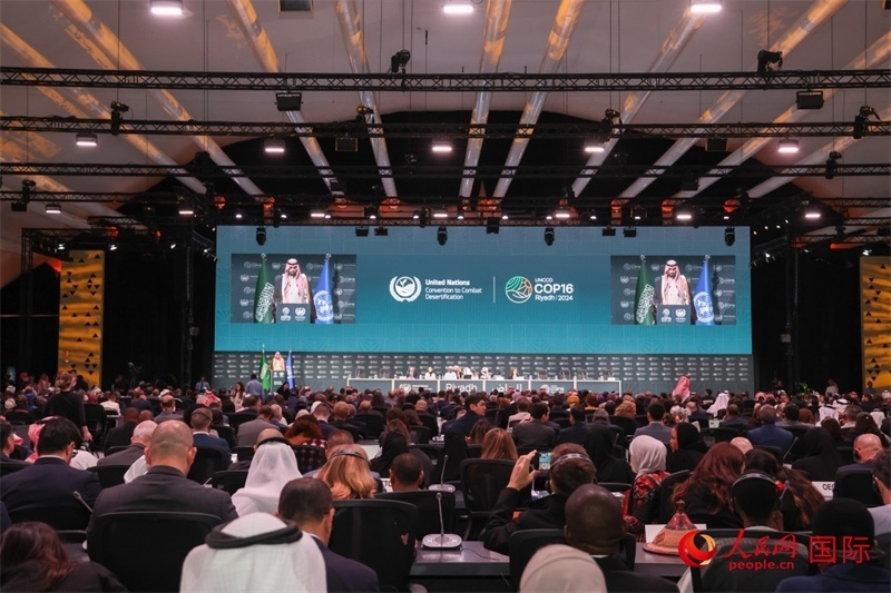 《聯(lián)合國防治荒漠化公約》第十六次締約方大會2日開幕。圖為開幕式現(xiàn)場。人民網(wǎng)記者任皓宇攝