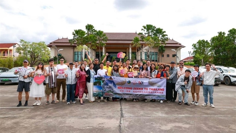 參與活動(dòng)的中國(guó)游客與當(dāng)?shù)靥﹪?guó)人合影?；顒?dòng)主辦方供圖