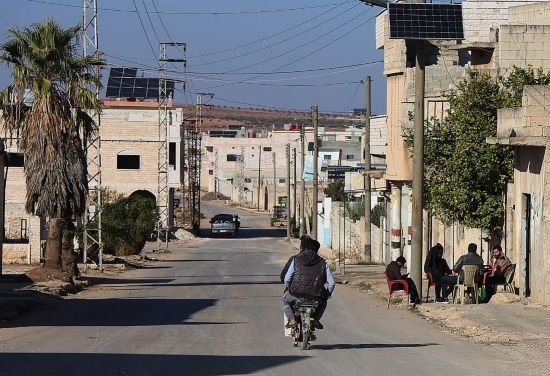 這是12月1日拍攝的敘利亞哈馬省北部一處城鎮(zhèn)街道。新華社發(fā)