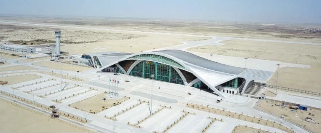 今年10月正式竣工的巴基斯坦瓜達(dá)爾新國際機(jī)場是中巴經(jīng)濟(jì)走廊建設(shè)進(jìn)一步走向深入的重要標(biāo)志，有力推動中巴經(jīng)濟(jì)走廊建設(shè)成為高質(zhì)量共建“一帶一路”的示范性項目。圖為瓜達(dá)爾新國際機(jī)場。艾哈邁德·卡邁勒 攝（新華社發(fā)）