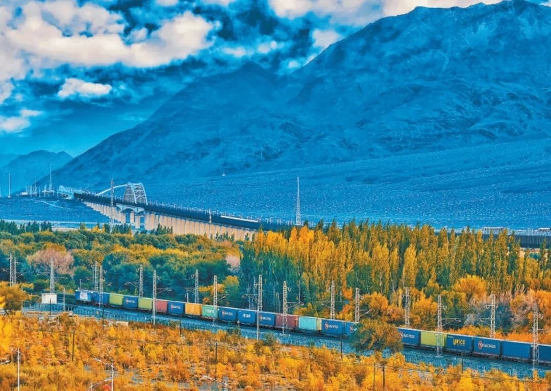 2013年，隨著共建“一帶一路”倡議提出，中歐班列應(yīng)運而生。今年11月20日，第十萬列中歐班列正式出境。截至目前，中歐班列累計運送貨物超1100萬標(biāo)箱、貨值超4200億美元，貨物品類達(dá)53大類5萬余種。圖為中歐班列行駛在新疆烏魯木齊達(dá)坂城濕地。擺風(fēng)亮 攝（新華社發(fā)）