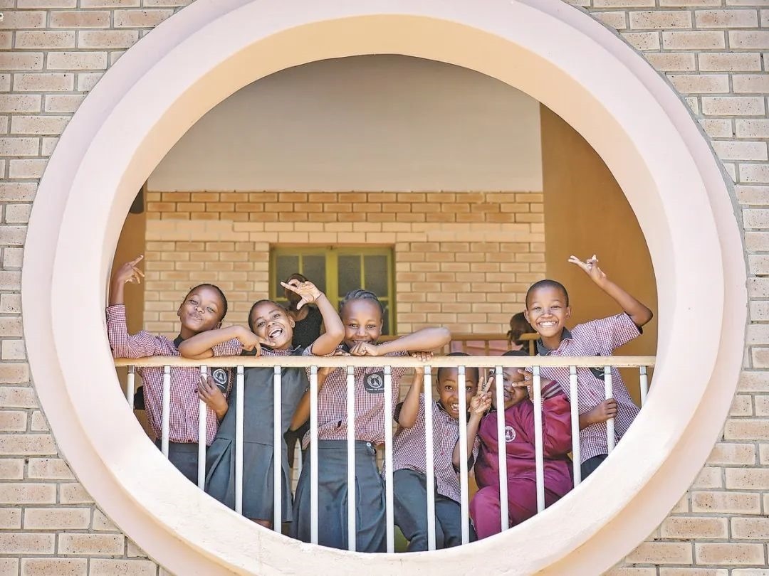 位于博茨瓦納南部的莫帕尼小學(xué)是中國援建的現(xiàn)代化學(xué)校，當(dāng)?shù)貎和慕逃龡l件因此得到改善。圖為莫帕尼小學(xué)課間休息的學(xué)生們。新華社記者 韓旭 攝